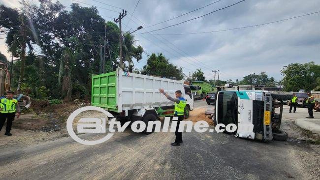 Truk Angkut Tanah Terbalik di Deli Serdang, Sopir Ditilang Polisi