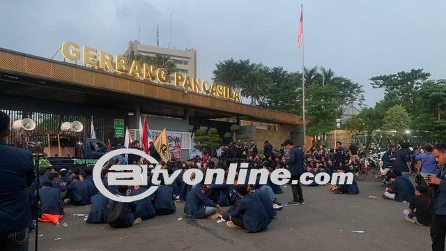 Ratusan Mahasiswa Trisakti Demo di Depan Gedung DPR: Tuntut Penuntasan Kasus Pelanggaran HAM