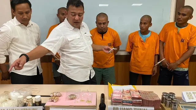 Polisi Ringkus Pentolan Penambang Emas Liar di Riau, Sita Uang Ratusan Juta