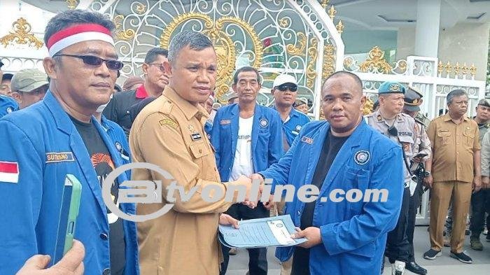 Ratusan Buruh Berdemo di Kantor Gubsu, Tuntut Pemerintah Cabut PP No 56 Tentang PPh