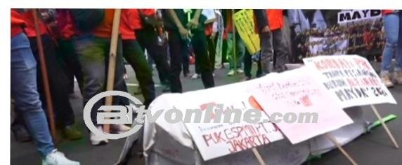 Keranda Jenazah dan Kostum Hantu Memeriahkan Demo Hari Buruh di Patung Kuda