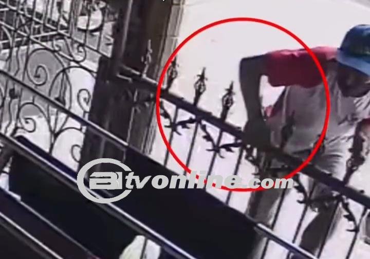“Spiderman Mandala” Beraksi, Panjat Pagar Untuk Ambil Baju dan Celana di Jemuran Orang