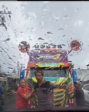 Lawan Arah!, Supir Bus Ini Malah Ngajak Ribut!