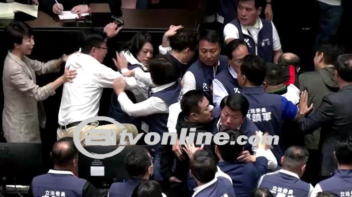 Perkelahian Antar Anggota Parlemen Saat Debat Sengit di Taiwan!dd