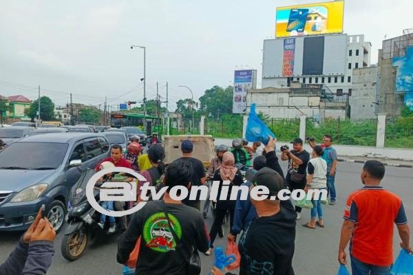 Para Ojek Online Medan Gelar Aksi Solidaritas Borong Martabak Pedagang yang Berseteru dengan Dishub