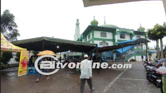 Diguyur Hujan Sejak Pagi, Jamaah Masjid Agung Kabanjahe Tetap Semangat Laksanakan Shalat Idul Adha