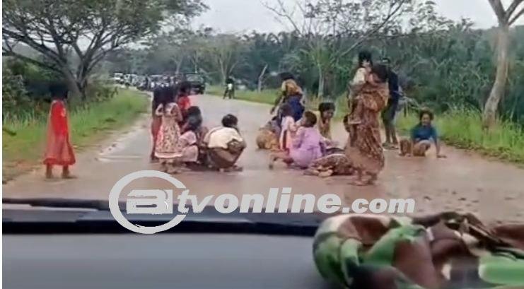 Pemblokiran Jalan Oleh Puluhan Suku Anak Dalam