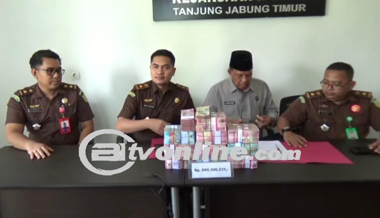 Kejari Tanjab Timur Mengembalikan Uang Kerugian Dana Zakat Kepada Baznas
