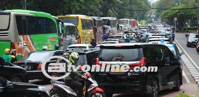 Jukir Liar Kembali: Bus Ditarif Rp 300 Ribu di Istiqlal, Masyarakat Minta Penindakan!