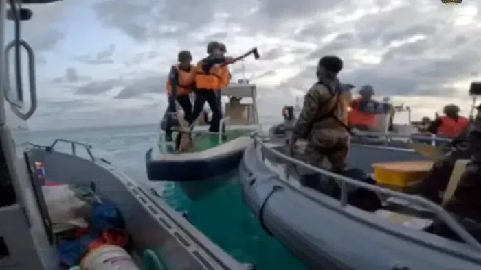 Tabrakan Kapal Filipina, Penjaga Pantai China Bersenjata Pedang-Tombak!