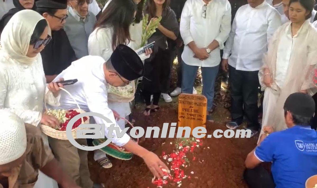 Eks Menteri Tanri Abeng Dimakamkan di Samping Pusara Istrinya: Mengenang Perjalanan Panjang Seorang Pemimpin dan Pengusaha