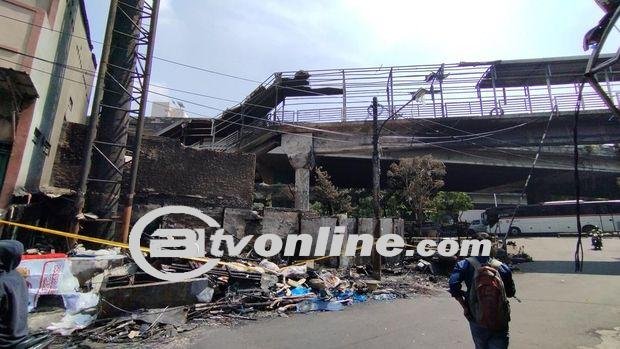 14 KK Ngungsi di Kolong Tol Pasca Kebakaran di Grogol Jakbar