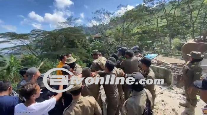 Momen Pembongkaran Kios di Puncak Bogor Ricuh: 3 Anggota Satpol PP Terluka