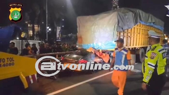 Tabrakan Fatal di KM 5+200 B: Porsche Cayman Terseret 150 Meter Akibat Benturan Dengan Truk!