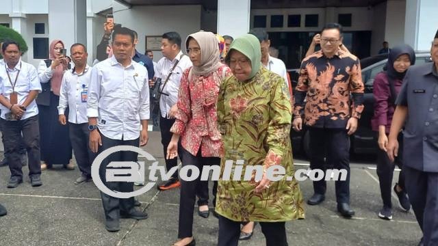 Risma Berikan Bantuan Gerobak Untuk Para UMKM di Tasikmalaya