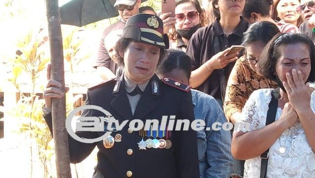 Tangis Wakapolres Sorong di Pemakaman Ajudannya: Selamat Jalan Riko, Anak Baik