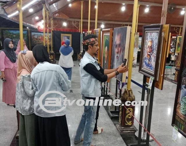 Pameran “Jelajah Madura” Hadirkan Lukisan Albert Einstein Berbahasa Madura dengan Teknologi QR Art