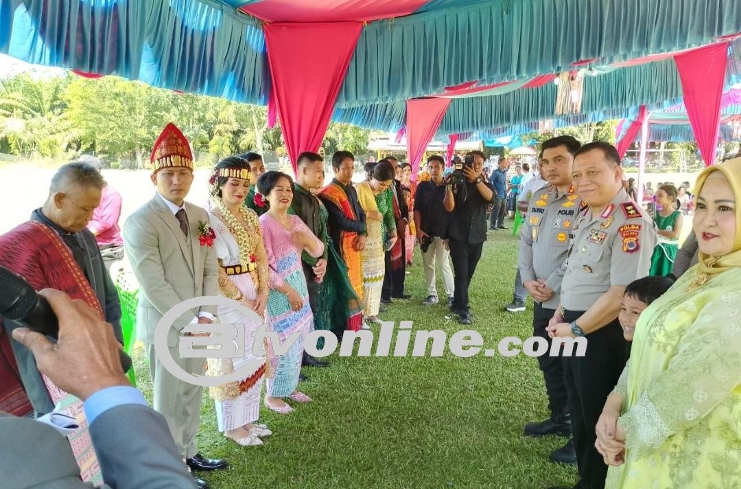 Kapolda Maluku Hadiri Pernikahan ADC di Batu Bara, Disambut Meriah dengan Tarian Tor Tor