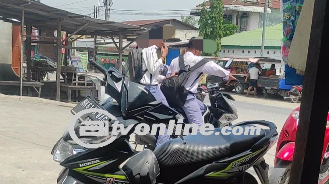 Diduga Siswa Awasliyah Dan Aliyah Simpang Empat Kecamatan Talawi Merokok Saat Menggunakan Seragam Sekolah