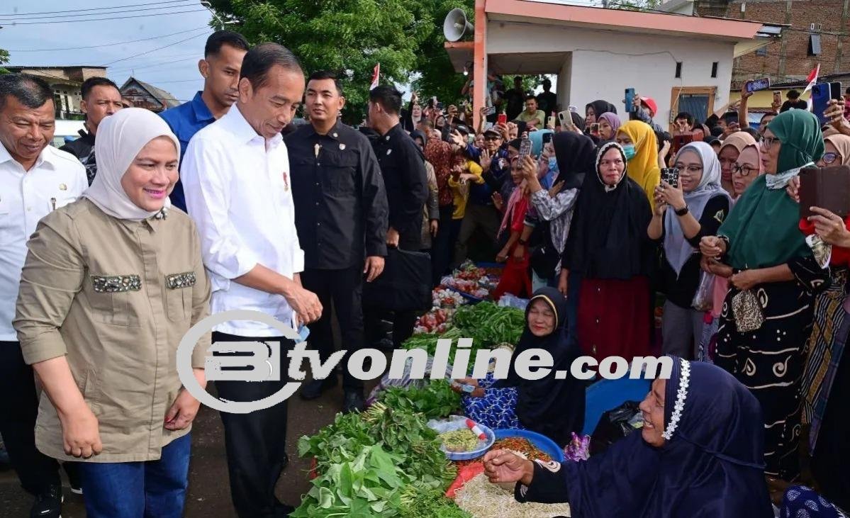Presiden Jokowi dan Iriana Berinteraksi dengan Pedagang di Pasar Cekkeng, Bulukumba