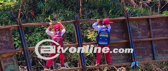 Jembatan Miring yang Memisahkan Harapan dan Akses Sekolah dan Panggilan Kepada Pak Jokowi
