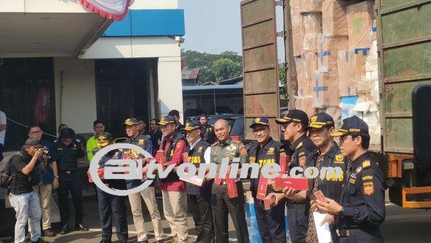 Bea Cukai Musnahkan Ratusan Ribu Botol Miras dan Jutaan Batang Rokok Illegal