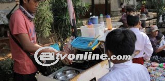 Jokowi Teken PP No. 28/2024: Regulasi Baru Terkait Pedagang di Lingkungan Sekolah untuk Cegah Diabetes Anak