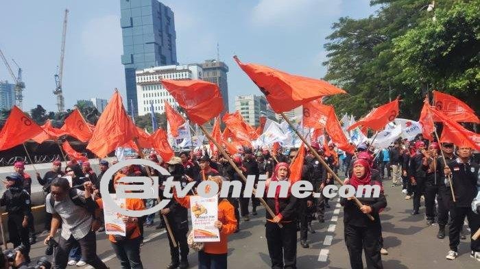 Buruh Demo di Patung Kuda: Protes PHK Industri Tekstil, Jalan Merdeka Barat Ditutup