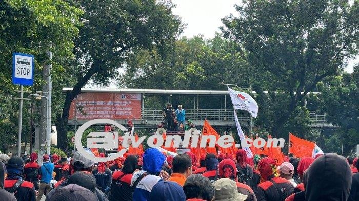 Kaum Buruh Protes Dan Singgung Hakim MK Tak Pernah Rasakan Upah UMP dan Kesusahan Putar Otak Cari Tambahan!