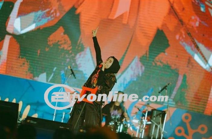Tantri Kotak Jatuh dari Panggung Setinggi 2 Meter, Ditarik Penggemar?