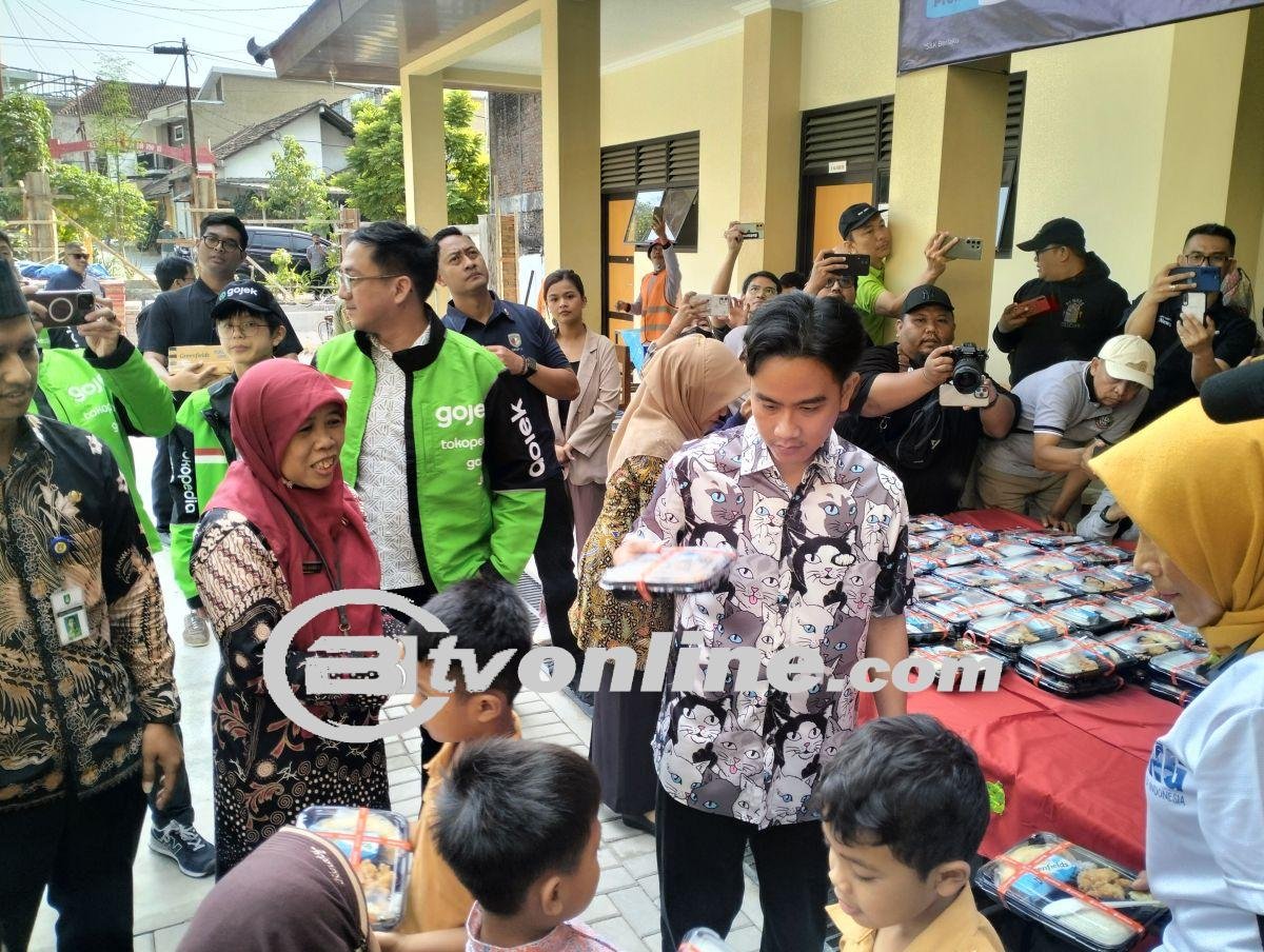 Gibran Rakabuming Raka Tinjau Simulasi Program Makan Bergizi Gratis di SDN 120 Tugu Solo