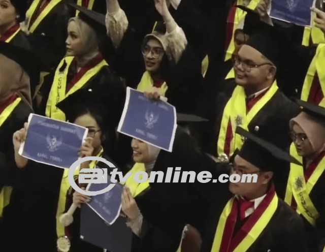 Wisuda UGM Hari Kedua, Wisudawan Angkat Poster “Peringatan Darurat” Sebagai Bentuk Protes Sosial