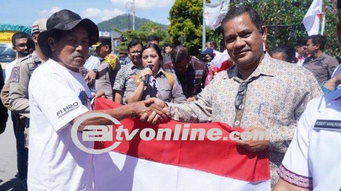 Sebanyak 1.700 Bendera Merah Putih Dibagikan di Jalan Lintas Sumatra dalam Gerakan Nasional