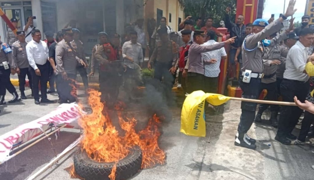 Ratusan Mahasiswa Gelar Aksi di Polres Asahan, Tuntut Kapolres Mundur dan Aksi Bakar Ban Berakhir Ricuh
