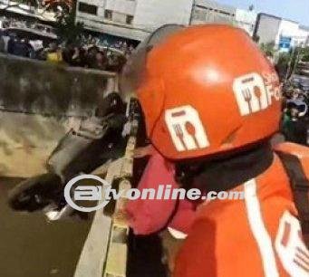 Viral! Driver Ojol Ceburkan Motor Debt Collector Dicampakkan ke Sungai Sebagai Balasan Dendam?