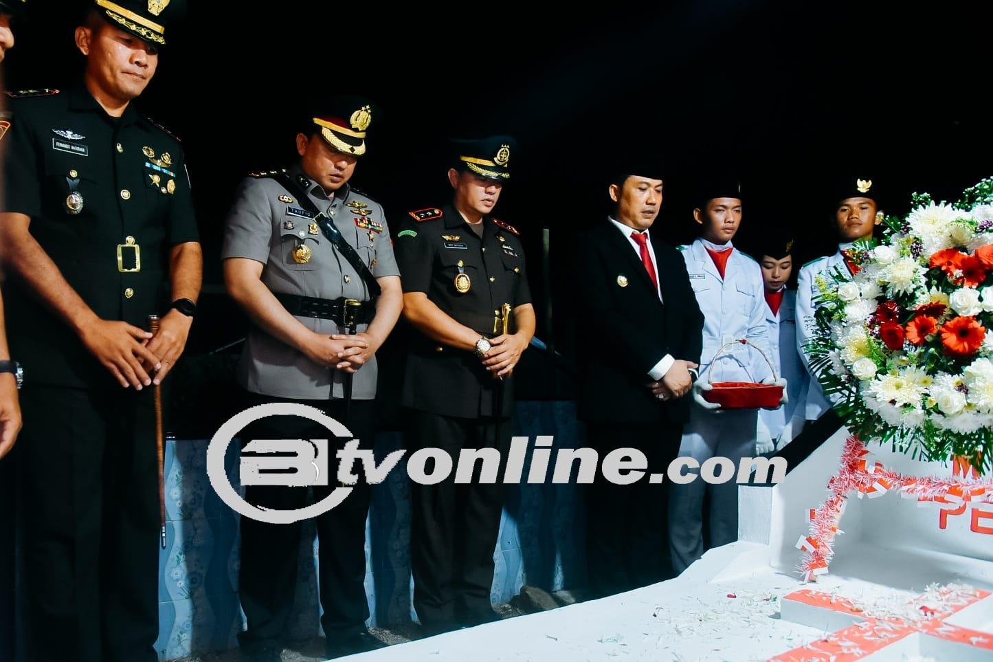 Pj. Bupati Batu Bara Pimpin Pawai Obor dan Upacara Taptu Sambut HUT ke-79 Kemerdekaan RI