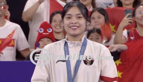 Momen Pengalungan Medali Perunggu Gregoria Mariska Tunjung di Olimpiade Paris 2024: Senyum Merekah Terpancar