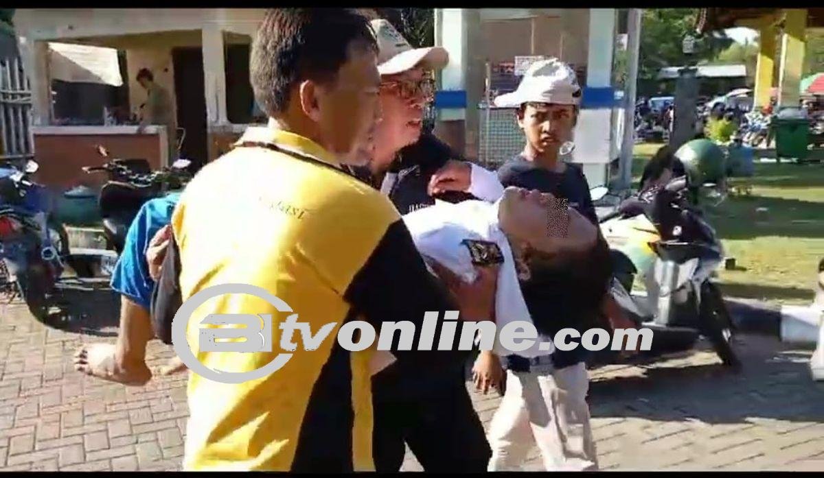 Siswa-siswa  Bertumbangan di Bangkalan Usai Lomba Gerak Jalan HUT Ke-79 RI Akibat Cuaca Terik!