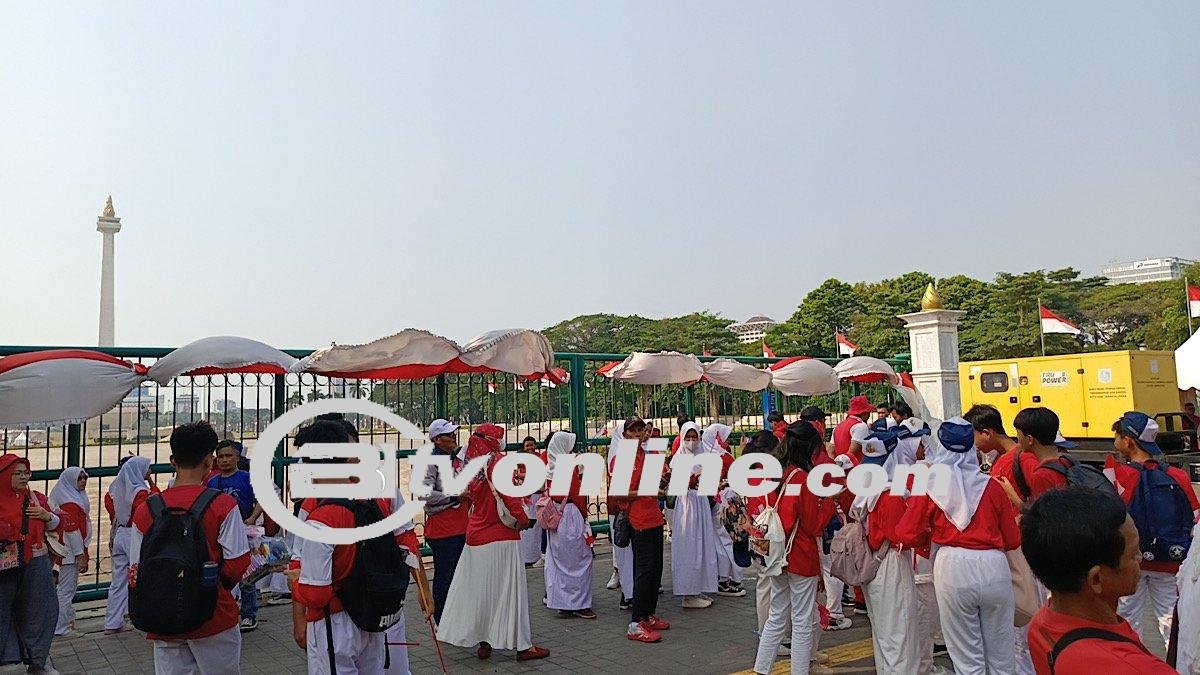 Jakarta Meriah, Warga Antusias Menyambut Kirab Pengembalian Bendera Merah Putih dan Teks Proklamasi di Monas