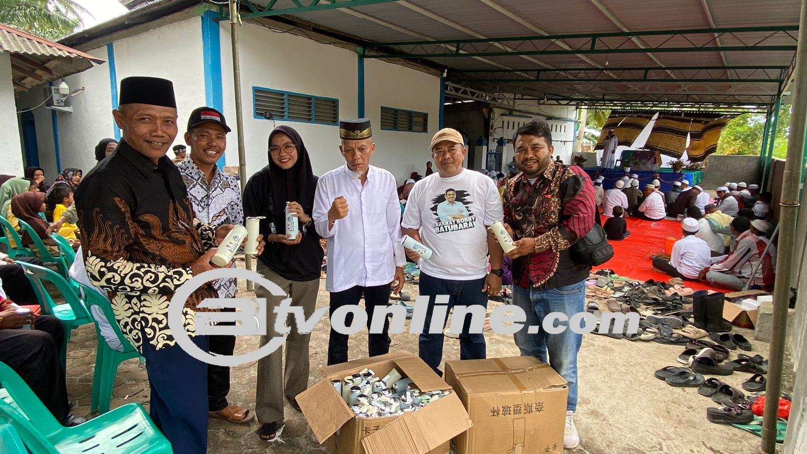 Sahabat Bobby Nasution Bagikan Tumbler kepada Ibu-Ibu Pengajian dalam Acara Maulid Nabi di Batu Bara