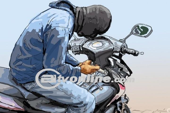 Aksi Nekat! Dua Pencuri Motor di Medan Mandala Terekam Kamera