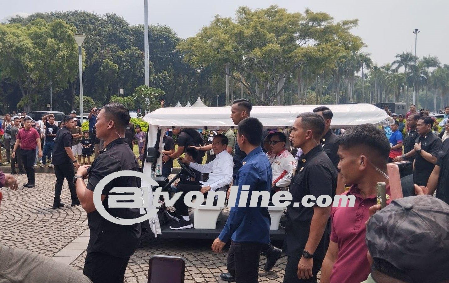 Jokowi Ajak Cucunya Kunjungi Pameran Alutsista dalam Rangka HUT ke-79 TNI di Monas