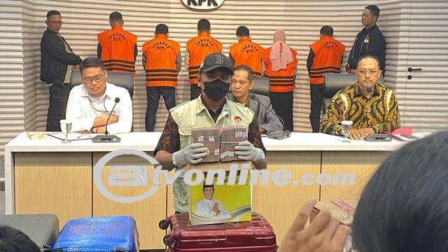 KPK Sita Uang Tunai 800 Juta Bergambar ‘Paman Birin’ dalam Kasus Dugaan Korupsi Dinas PUPR Kalsel!