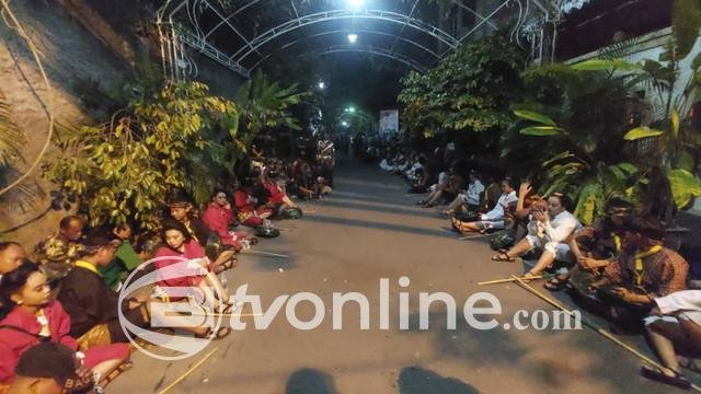 Warga Solo Menanti Kepulangan Jokowi: Antusiasme di Tengah Hujan!