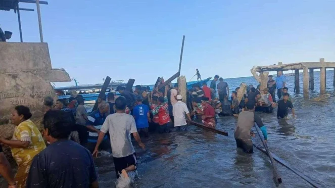 Jembatan Ambruk Saat Penyambutan Calon Bupati di Maluku Tengah: Sebelas Orang Terluka Parah!