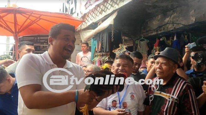 Bobby Nasution Sambangi Pasar Kabanjahe,  Pedagang Minta Bobby Nasution Beli Ayam Kampung yang Sudah Didoakan Untuk Kemenangan