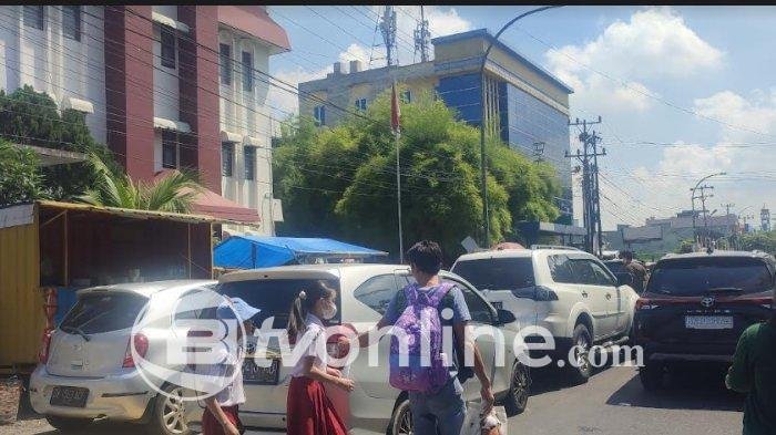 Kemacetan Parah di Jalan Perintis Kemerdekaan Akibat Parkir Berlapis di Sekolah