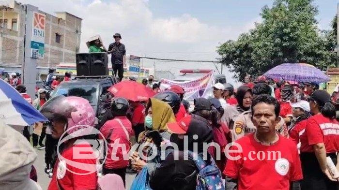 Warga Selambo Bawa Peti Mati ke Mapolda Sumut, Desak Penangkapan Aktor Utama Kerusuhan Fatal!