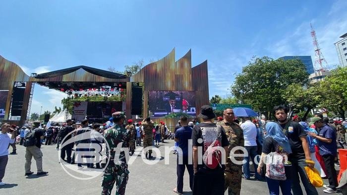 Antusiasme Warga Menyaksikan Pelantikan Prabowo-Gibran di Depan Istana Negara