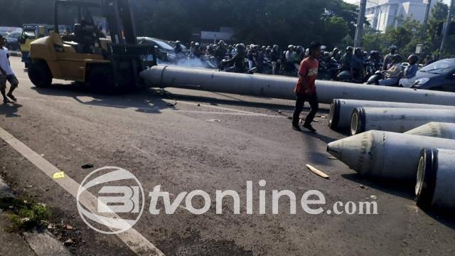 Kepadatan Lalu Lintas di Buah Batu akibat Jatuhnya Paku Bumi dari Truk!